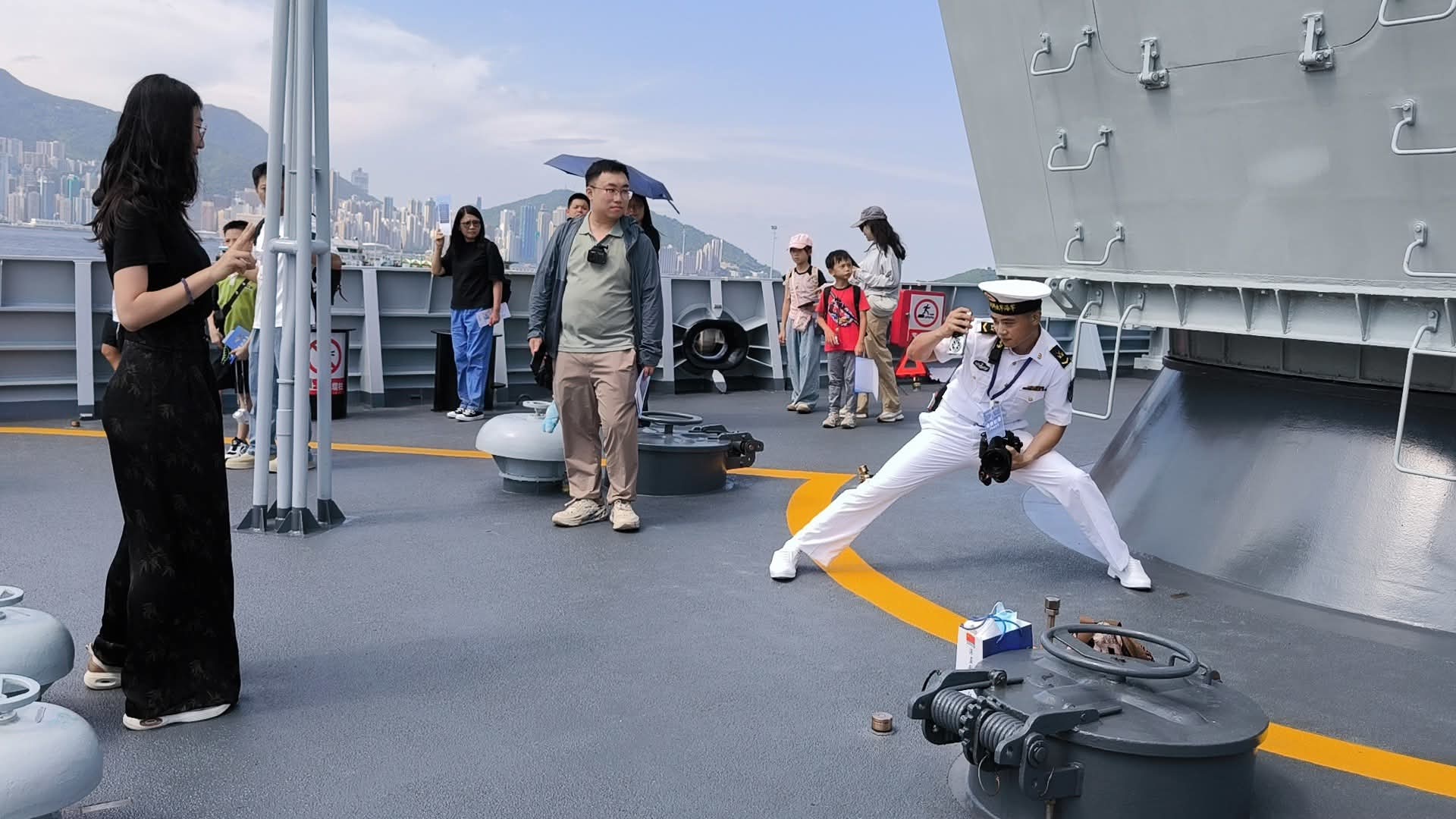 中国海军山东舰航母编队抵达香港 ​​​