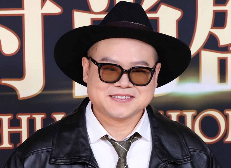 北京这一夜，岳云鹏在搜狐时尚盛典上的亮相，彻底颠覆了大众对他的固有认知。

身着