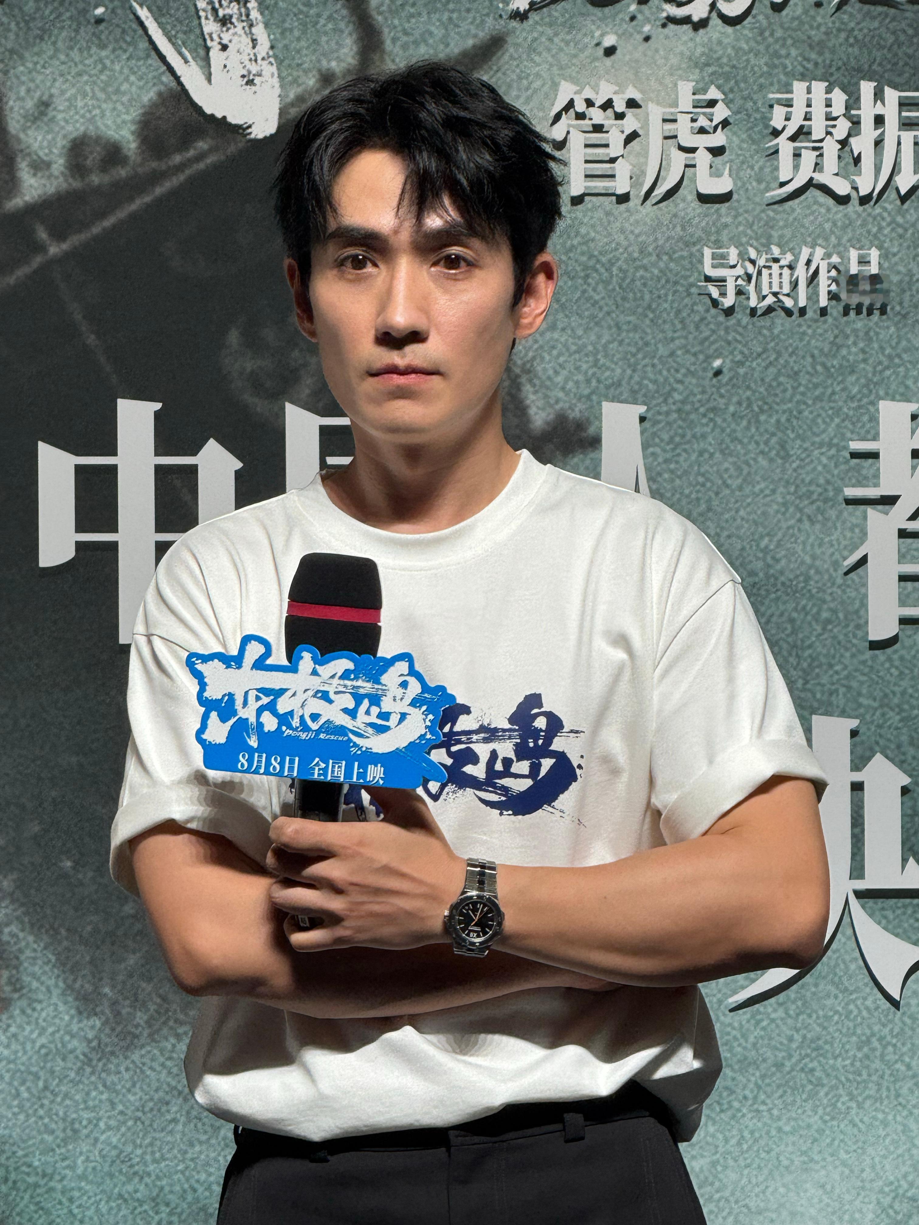 朱一龙先生非常厉害。非常努力拼命。 而且保养的很好。眼神很清澈通透。 我是跟他最