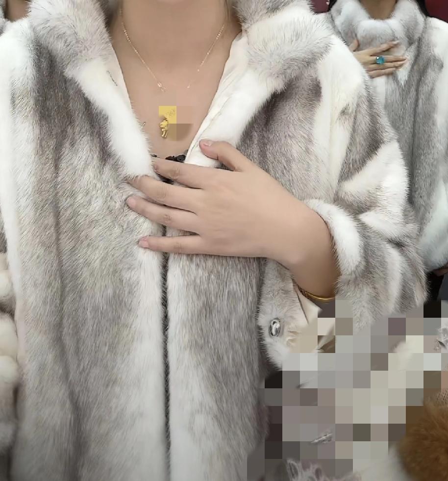 某选卖货，说今年貂皮都在涨价，而且说进货商家可以在她这里买，她旁边助播说，买了转