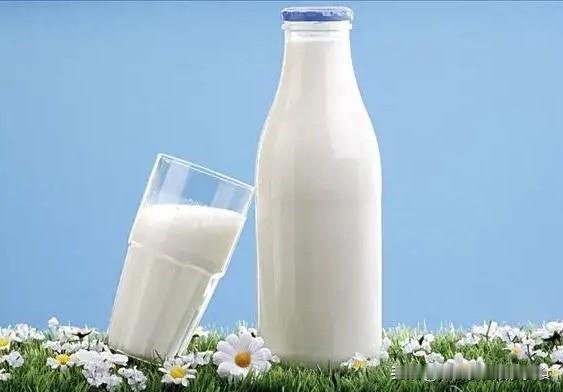 谷雨后要常吃这些食物：

​第一，纯牛奶。

​第二，红茶。

第三，五指毛桃骨