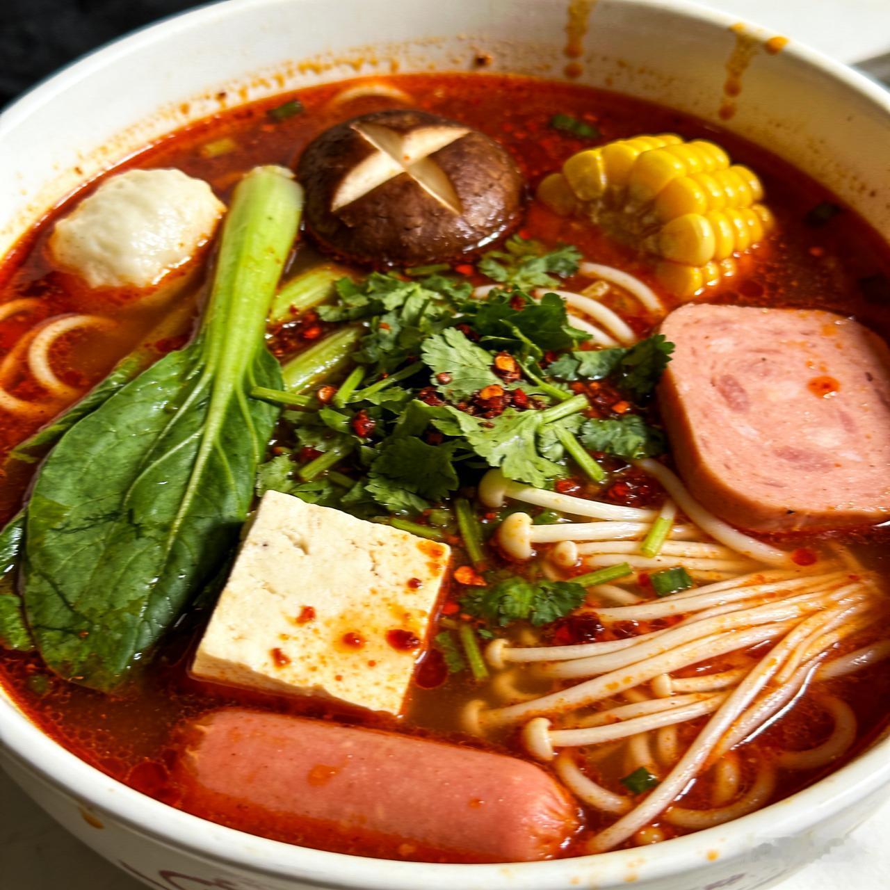 说说第一次吃麻辣烫的感受！

我从来没吃过麻辣烫，可是昨天中午女儿说让吃烤肉，于