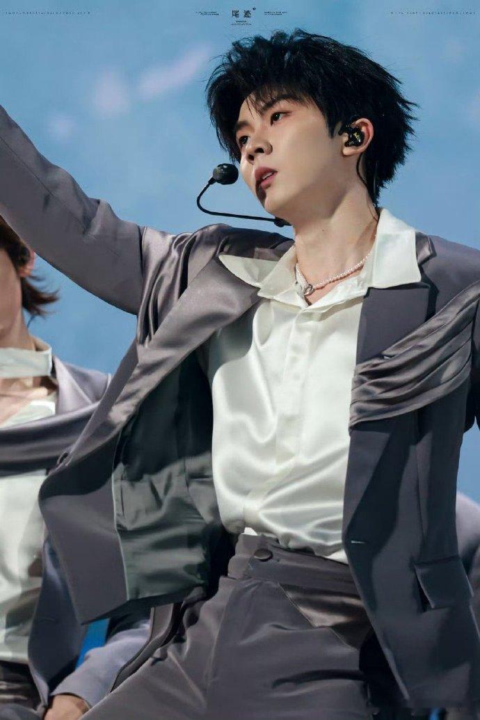 马嘉祺的腰真的是人间精品。 