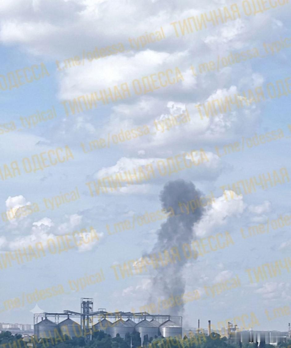 俄罗斯弹道导弹抵达敖德萨后，当地游击队报告称，当地居民称爆炸声非常大，几公里外都