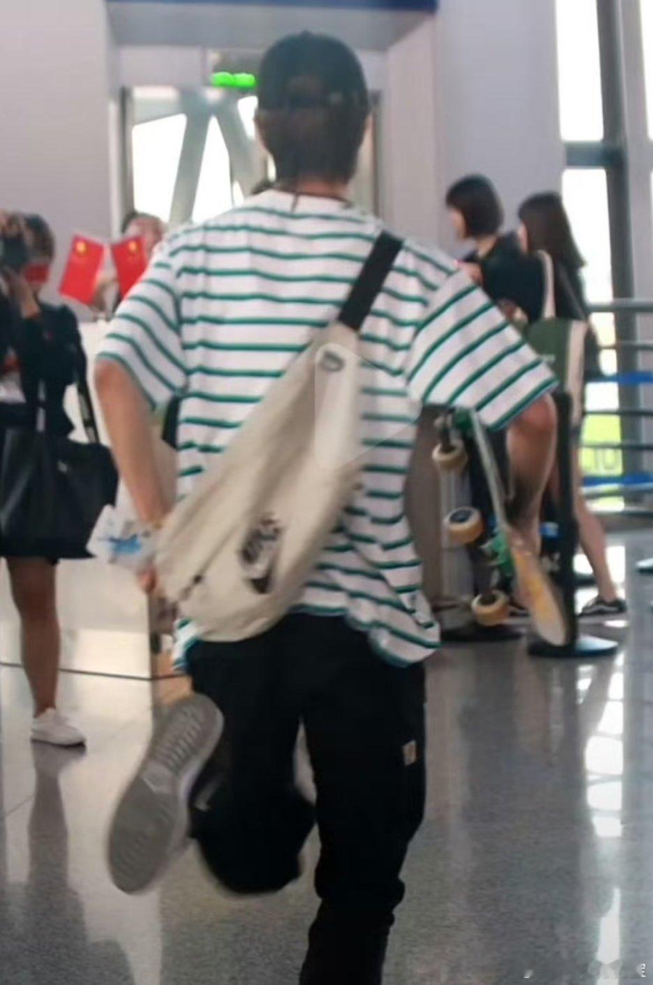 放假了放假了，背上大包，休闲出游，整个冰淇淋，看景也看人！[嘻嘻] ​​​