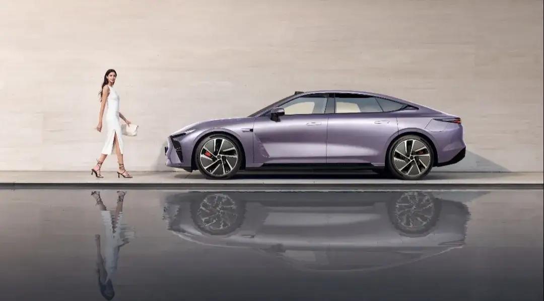 赤裸裸的现实来了，加满50升油箱：
美 国：约需370元人民币！
日 本：约需4