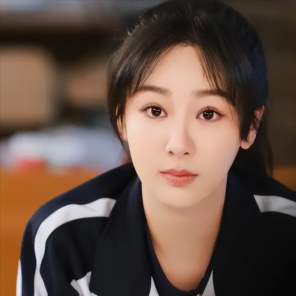 演员，杨紫说，我哪里有什么绯闻啊，爸爸是我经纪人，妈妈是我助理，两个人看着呐，暴