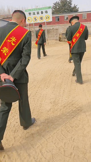 几个即将退伍回家的老兵最后一次在部队的训练场里漫步。
内心真是充满了不舍。
军队