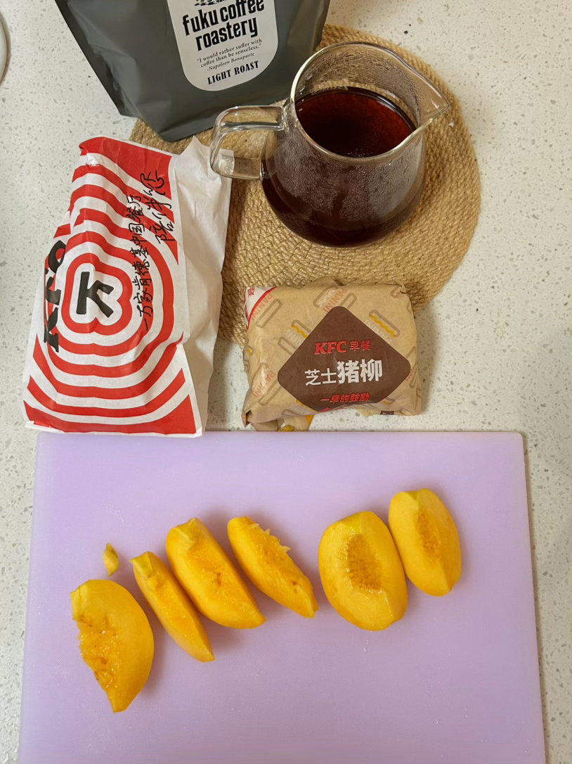 早上好！新拆了一包咖啡，浅烘的今天泡得特别好口感特别清澈，法风烧饼咸口搭配快团新