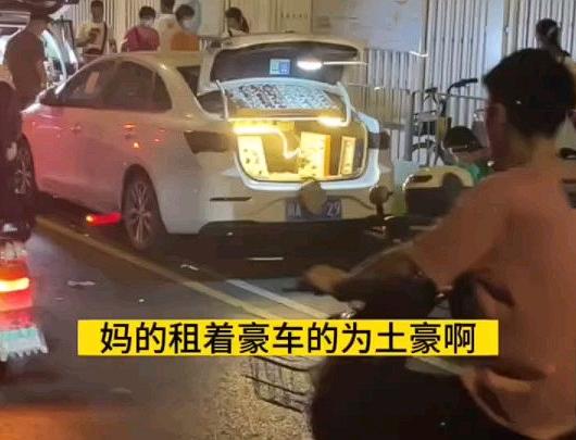 “这就是个天大的坑。”2022年，四川成都，一名95后小伙花了4500元租了一辆