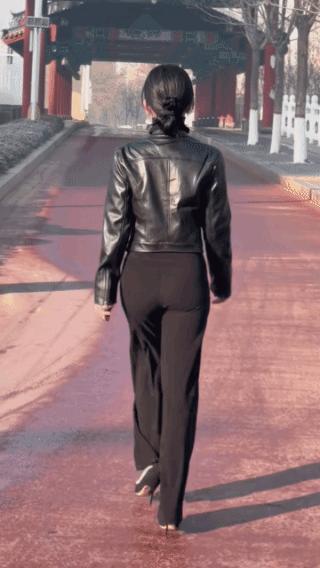 典型的“行政步”！
姿态优雅不卑不亢！