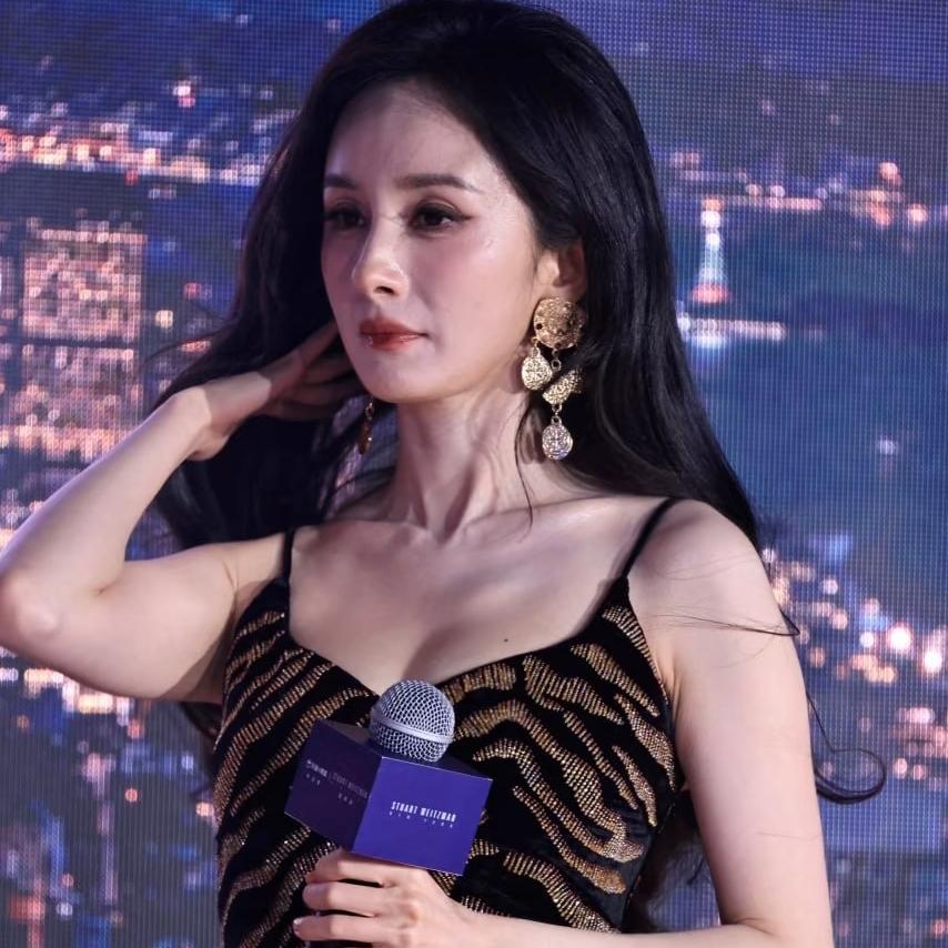 杨幂穿豹纹短裙出场，裙子太短吵翻网络
 
杨幂这身豹纹短裙挺好看的呀！作为公众人