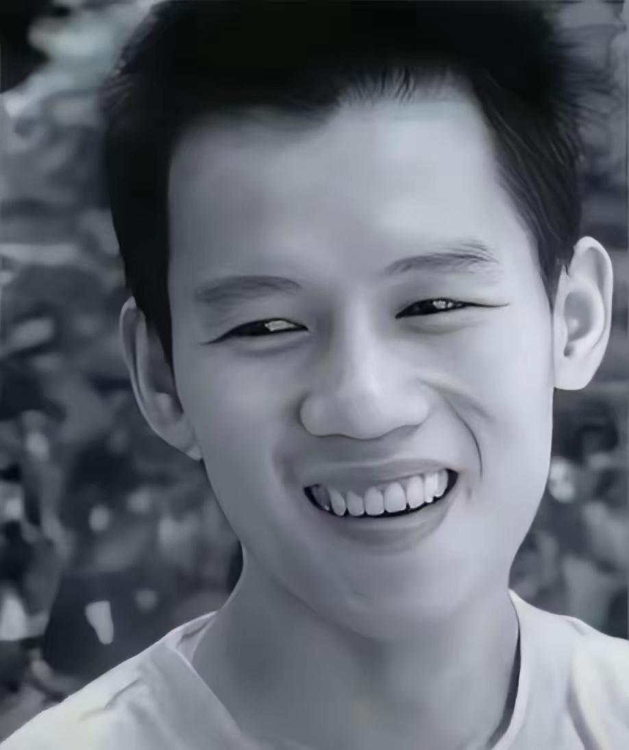 2003年的珠海，一名23岁保安冒死救下正被3名歹徒侵犯的女教师，谁知两年后，他