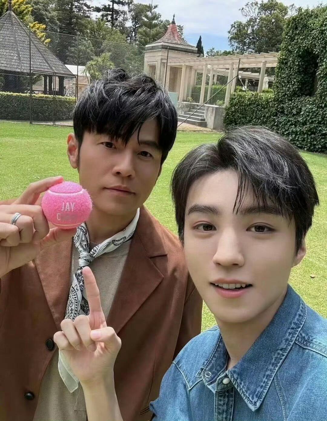 王俊凯、陈奕迅分别晒出和周杰伦的合照🥳！！ 