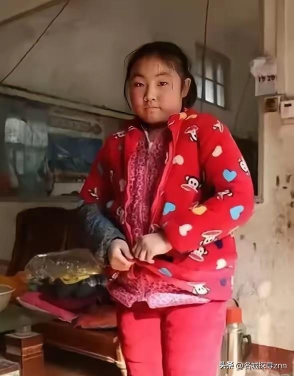 泪目了！四川，一小女孩6岁没了爹，9岁，妈妈就选择了改嫁。剩她一人在叔叔家，挨到