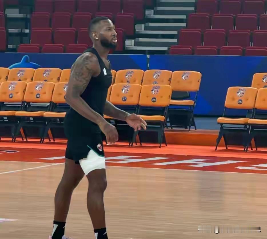 今晚北京对阵上海，多名主力受伤不能打比赛，连杰曼也带伤，再这样用下去估计杰曼就被