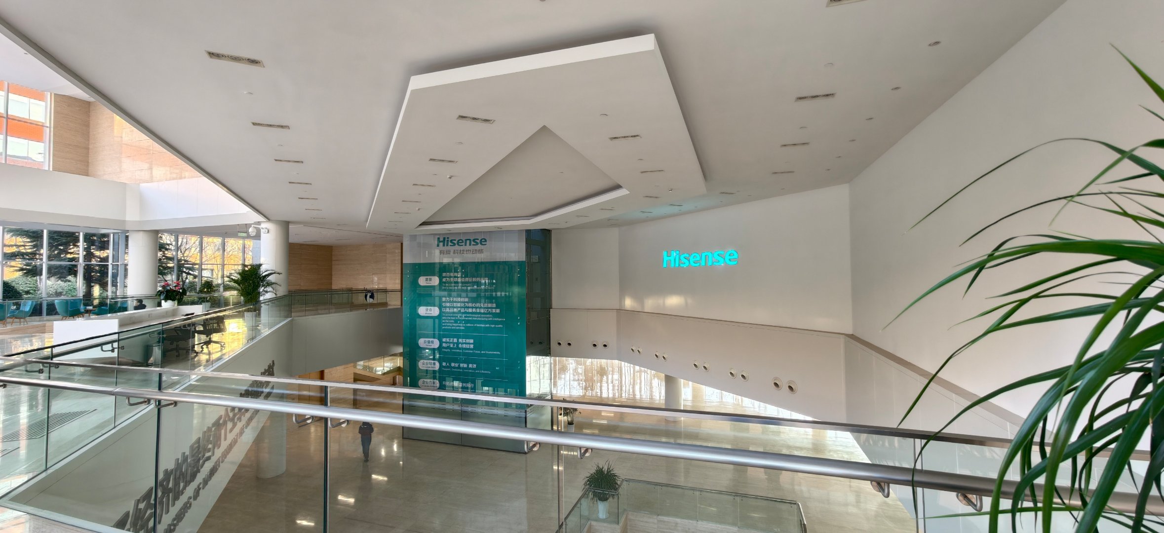 以技术为锚，让中国智造照亮全球！海信已深入全球亿万家庭的生活场景，成为跨越国界的