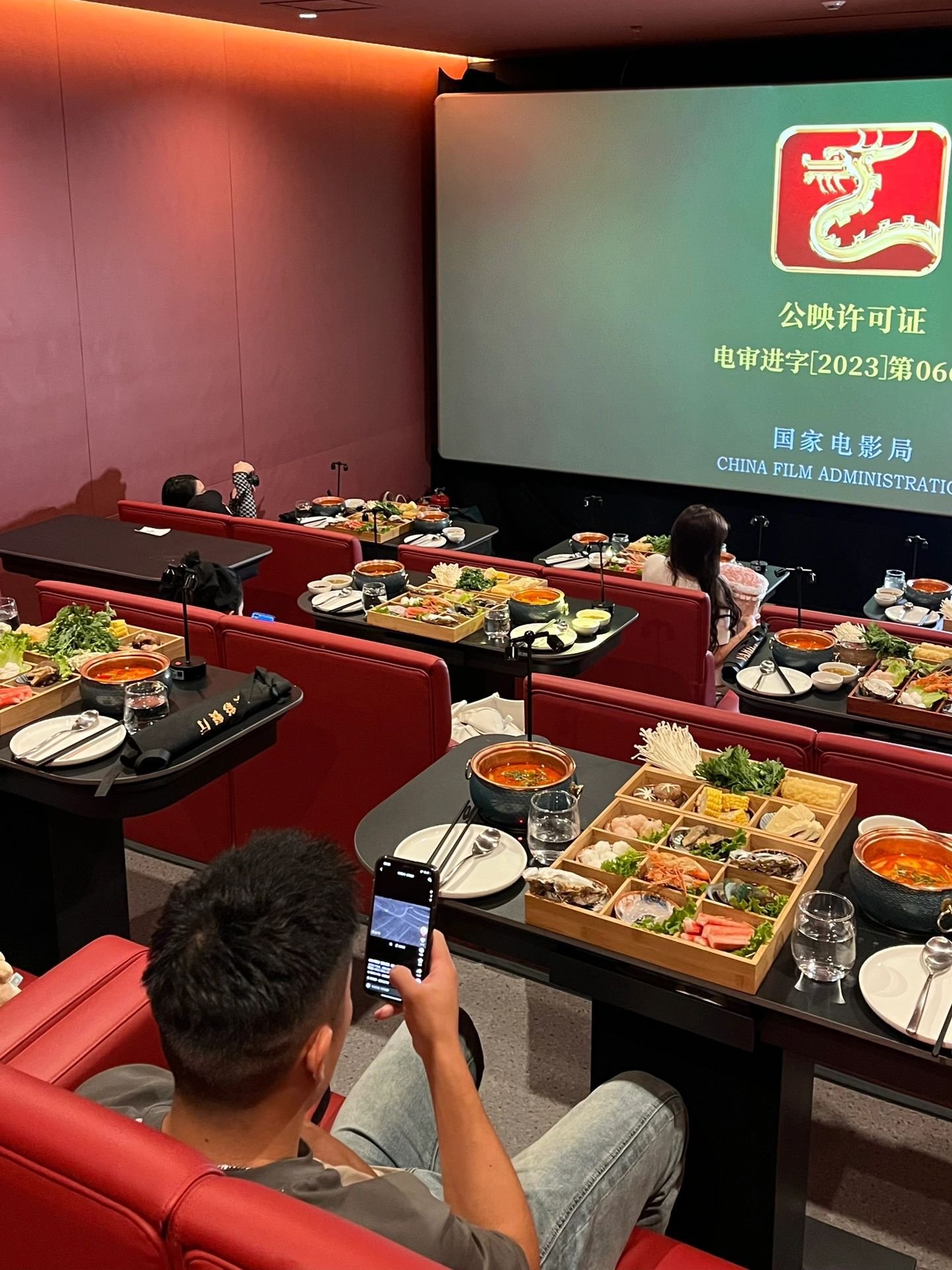 成都新开的火锅电影院感觉和小时候吃饭看电视的是同一批人 ​​​