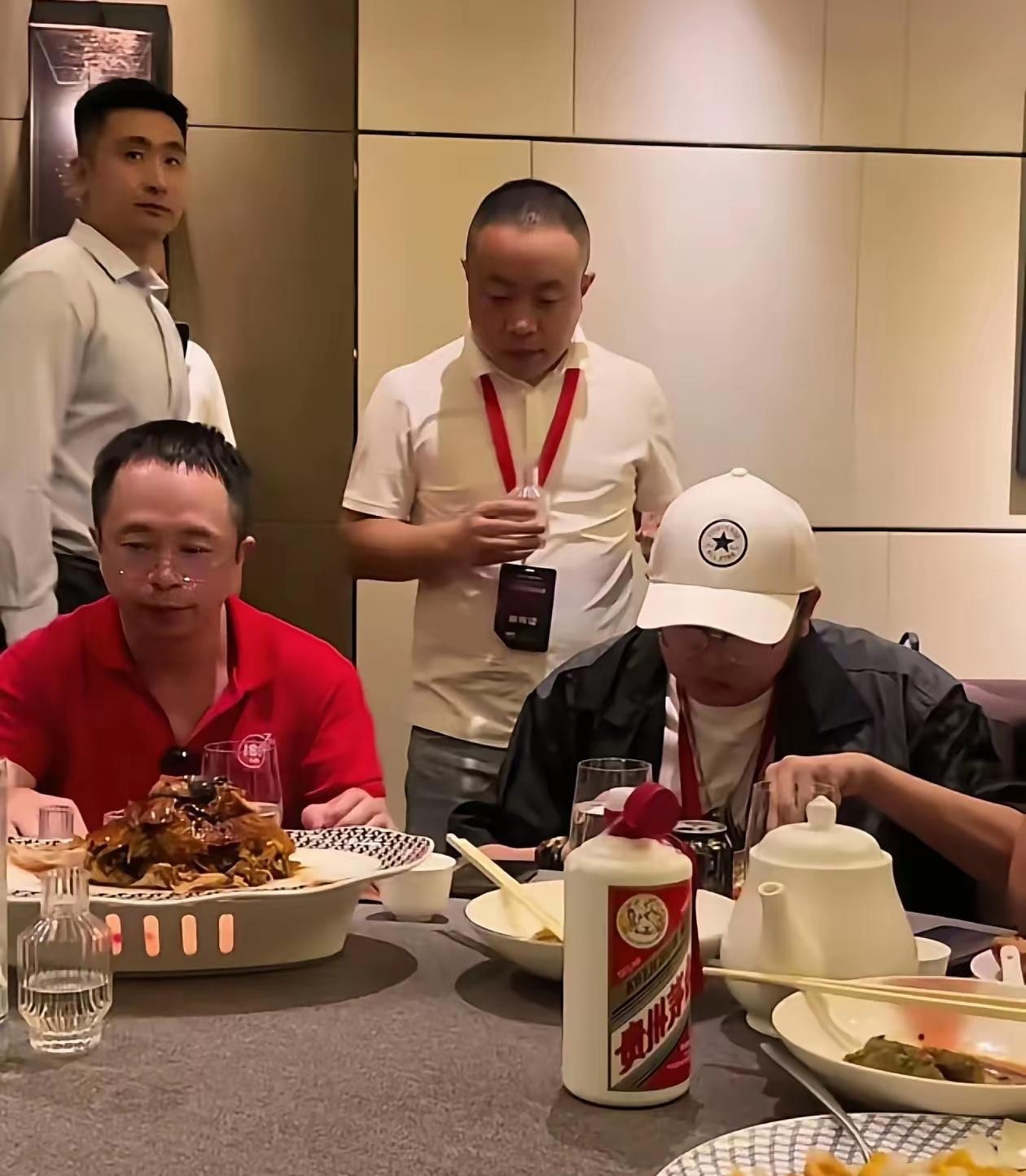 真不明白为什么很多人都在笑话这个敬酒者，反而崇拜这个大老板的傲气。

在酒桌上有