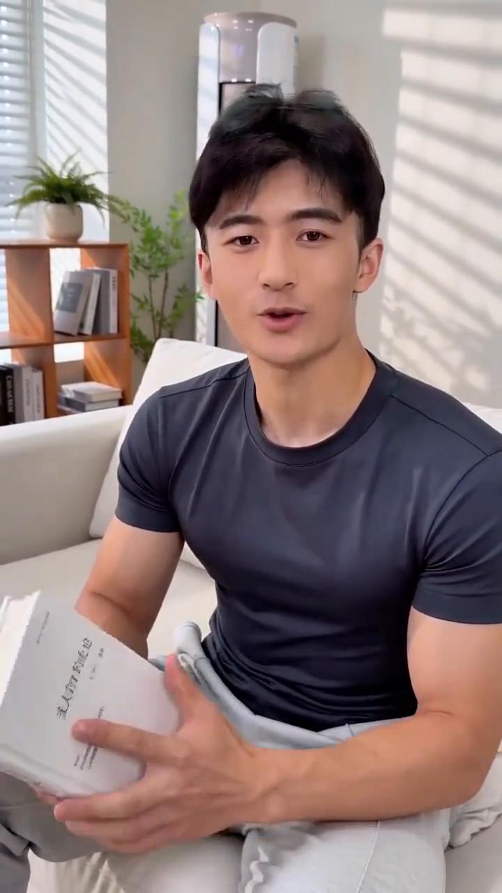 大家好，我是谢振轩。很高兴在这里和你们分享最近我在读这本人类历史，里面有很多关于