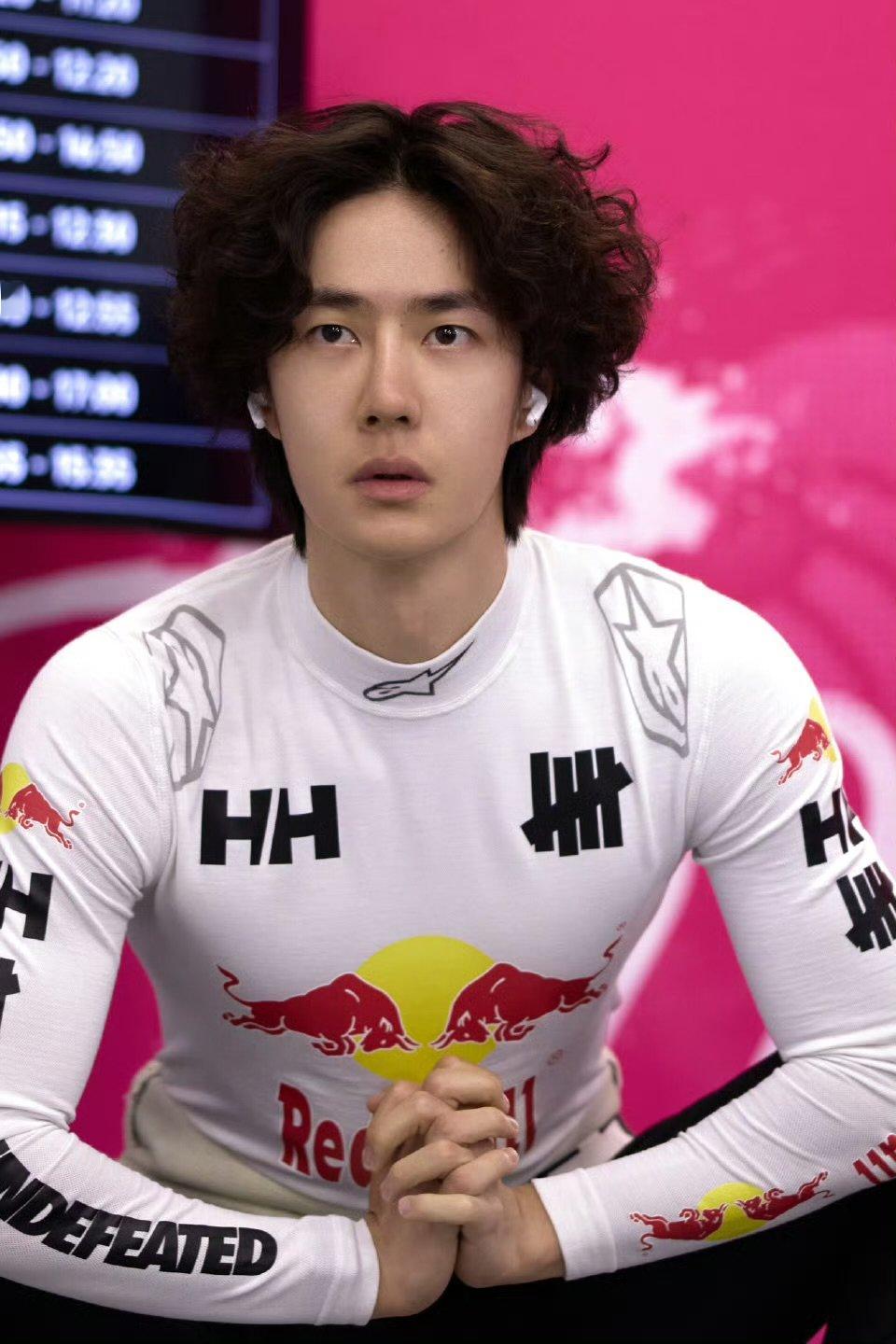 王一博比赛日准备就绪王一博赛道滚烫 王一博赛道滚烫 