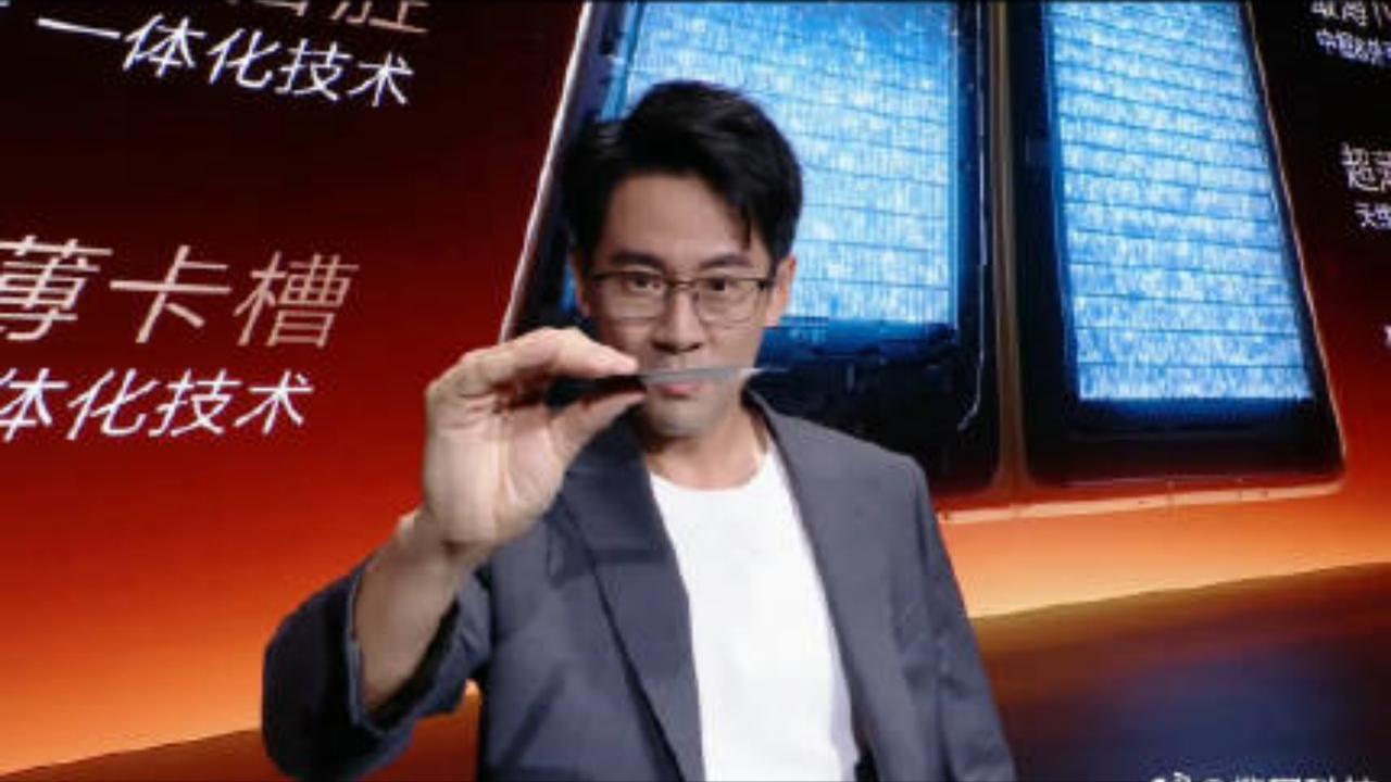 我记得去年的青海湖电池，上一代吧应该是？当时请了@特厨隋坡 来挑战它到底有多薄，