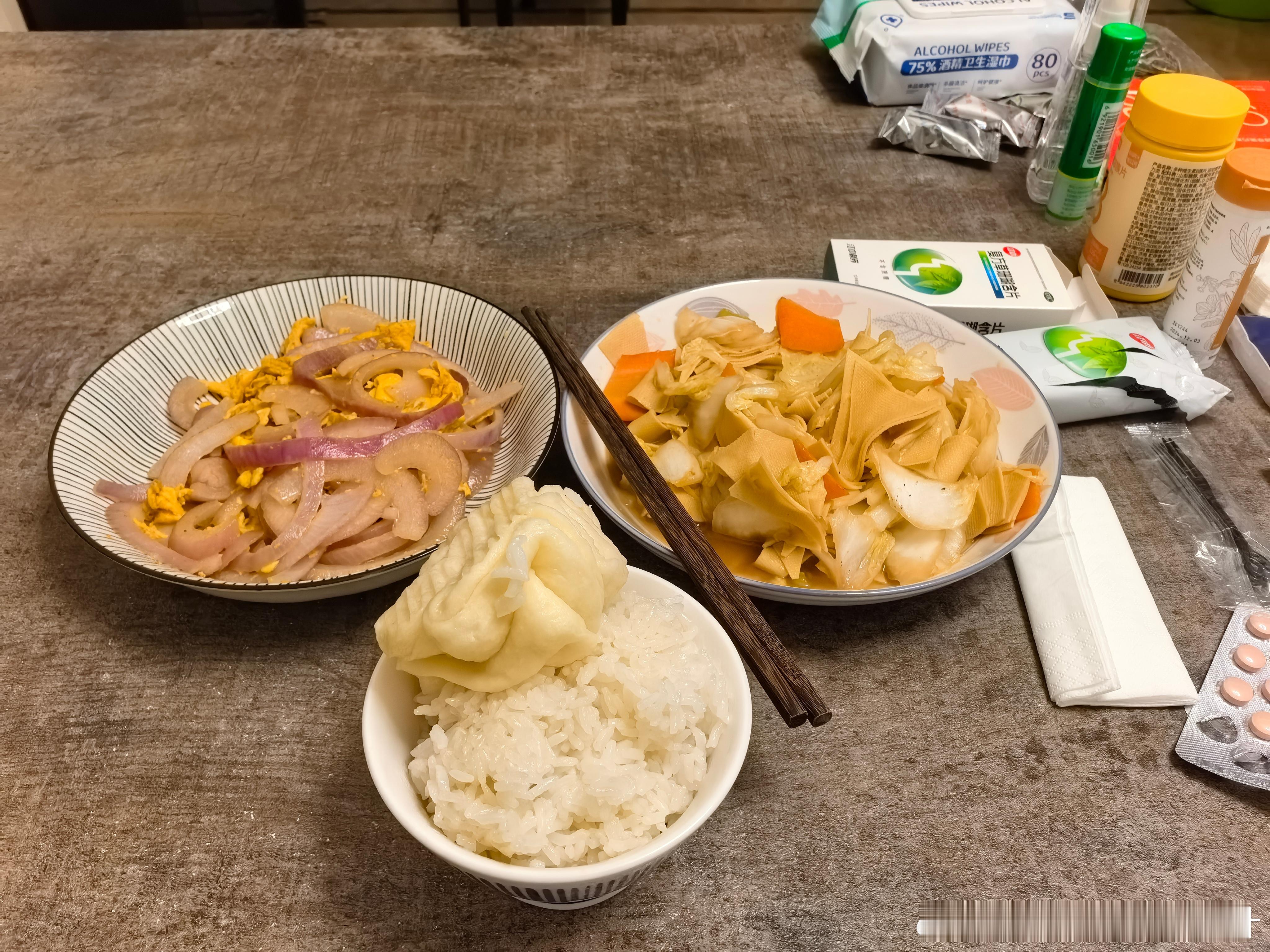 昨天素菜（图一），肥仔趴在我旁边（图二），没跟我要吃的，我算吃了一顿安静的饭。今