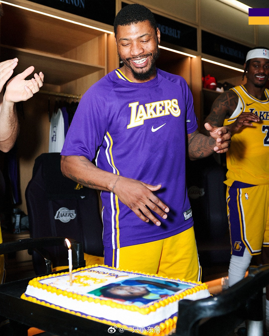 DPOY！斯马特Ins分享球队在更衣室里为自己庆生的照片湖人国度
