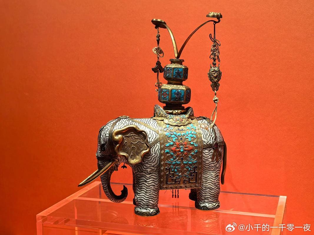 【清代掐丝珐琅象驮瓶】现藏于沈阳故宫，是典型宫廷吉祥陈设器。以掐丝珐琅工艺塑造大