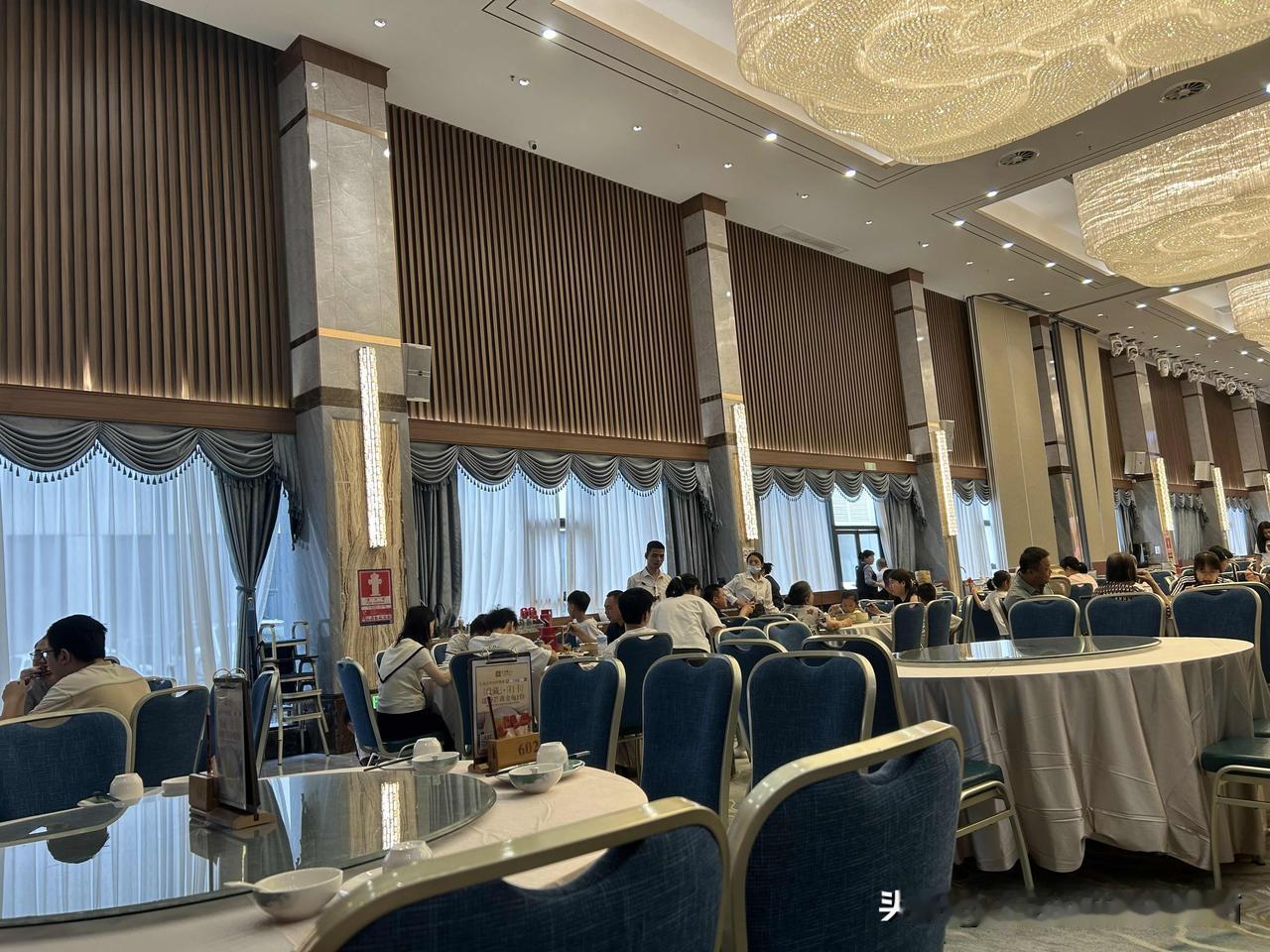 广东的早茶文化有着独特的内涵，食客们既可以品尝美食，还能夠聊闲天，不少人选择来此