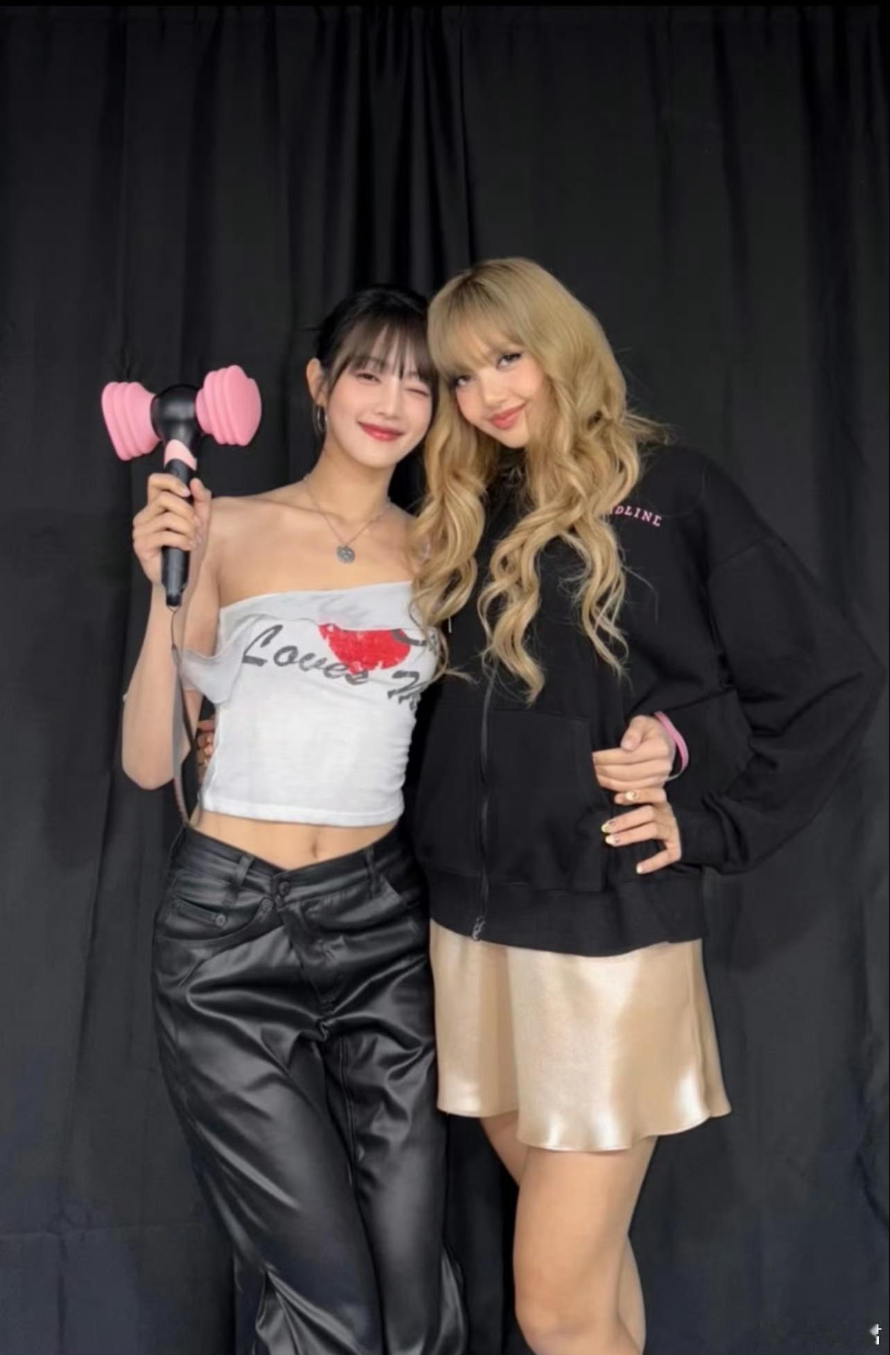 惊喜偶遇！Lisa 与Minnie 在东京一起逛街，Lisa 还为 Minnie