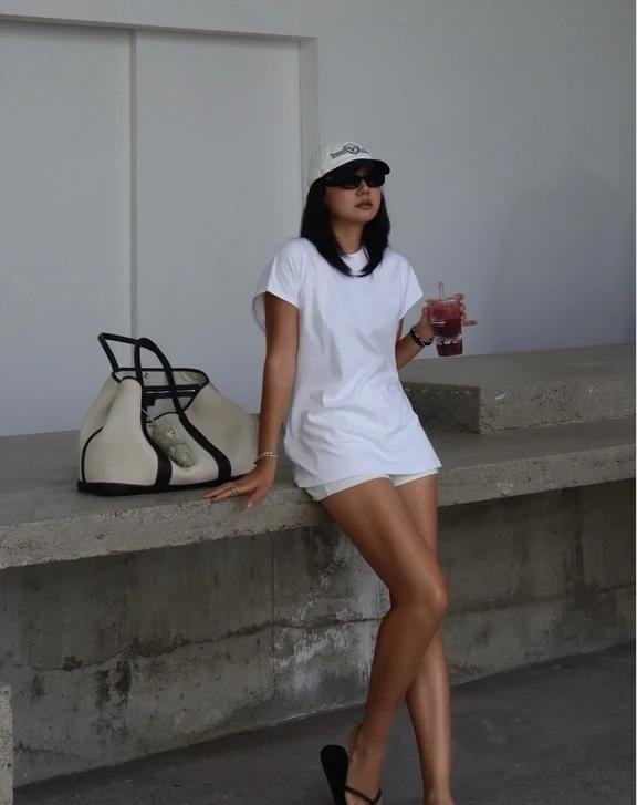 夏天就爱这种清爽无负担穿搭 🕶️
夏日极简穿搭｜干净清爽感
一身白永远是夏天的