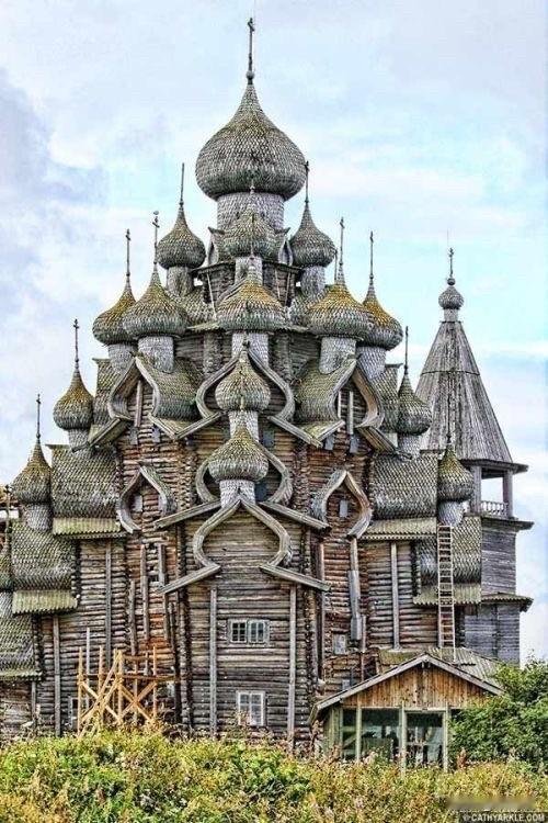 这座建筑是俄罗斯基日岛（Kizhi Island）上的主显圣容教堂（Church