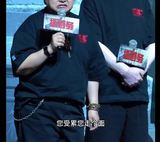 韩红为冯小刚新电影站台引争议    河南话里头也有“娘们”这俩字(图3)，但是发