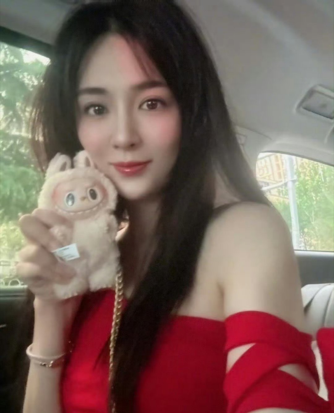 王晓晨被传婚讯后首露面99朵玫瑰花仪式感拉满了哈哈哈[good][鼓掌]，祝他们