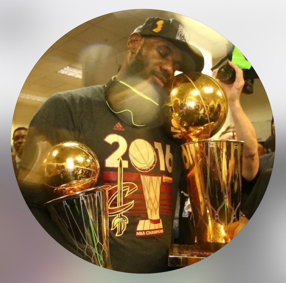 被控制了巴萨球星亚马尔近日将自己的IG头像换成了詹姆斯2016年逆转夺冠后的捧杯