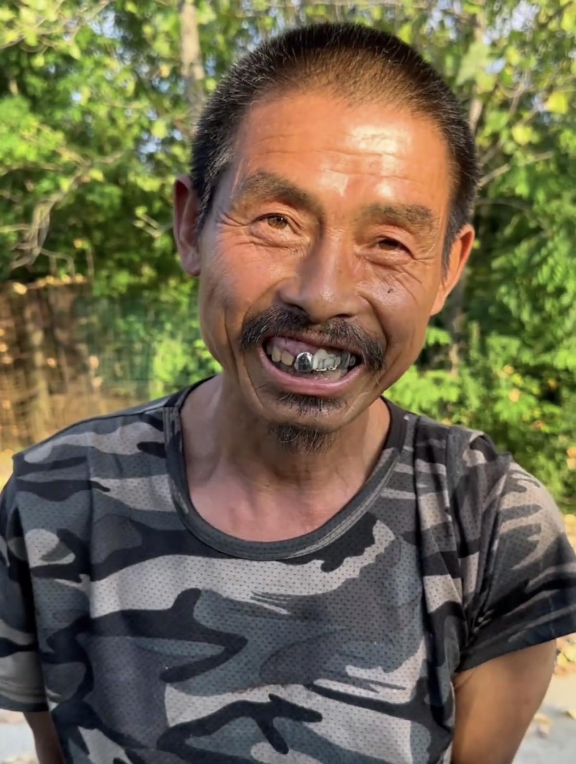 上官正义已连续帮助多位保障人员找到家人，还有几位保障人员正在寻找家人中。

今年