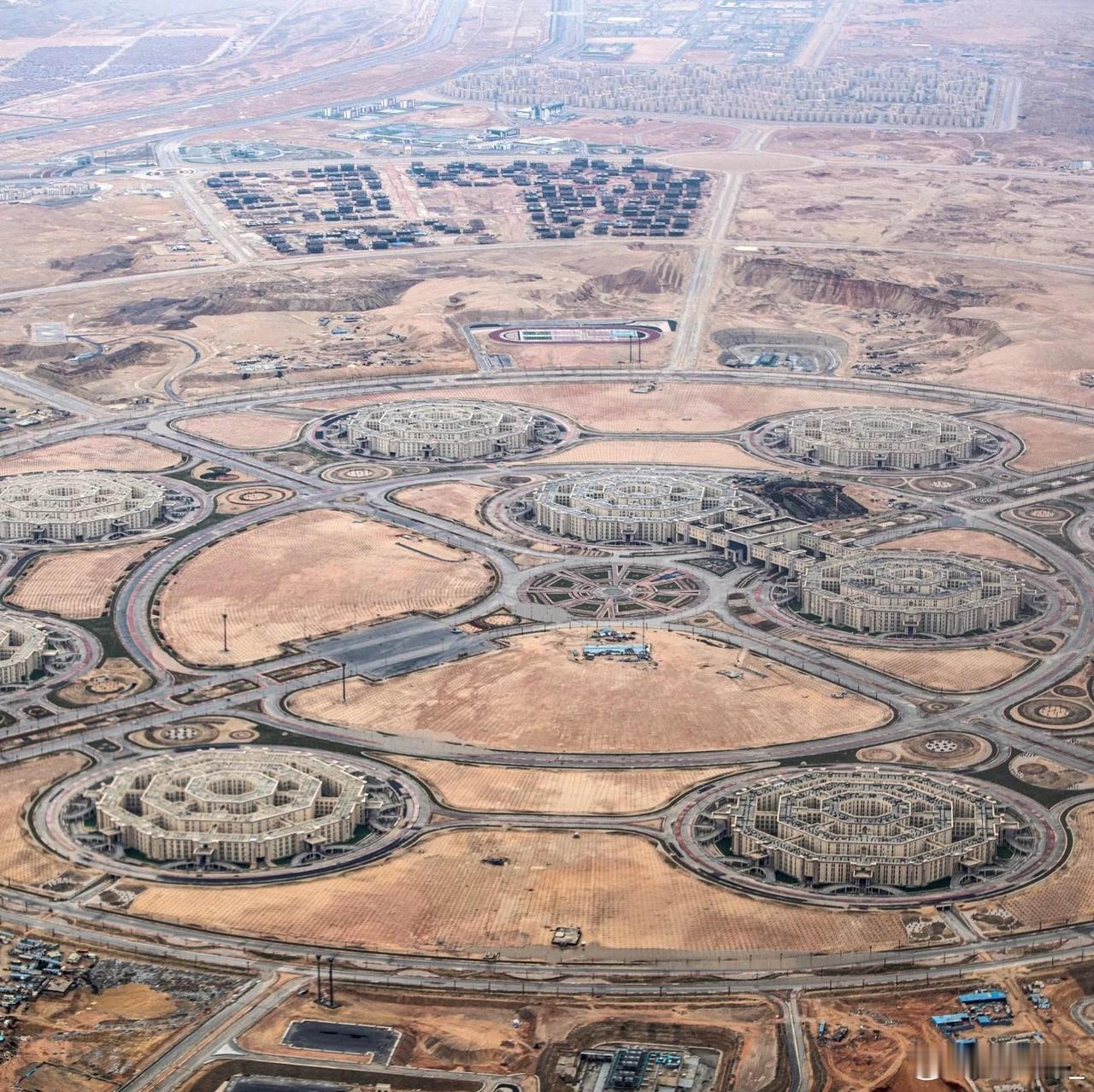 埃及新建的国防部综合建筑群，由八个圆形建筑组成八角形，中间还有两个圆形建筑。此设