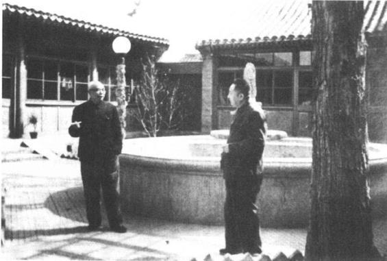 袁子钦(右)与唐天际在家中院子里交谈。