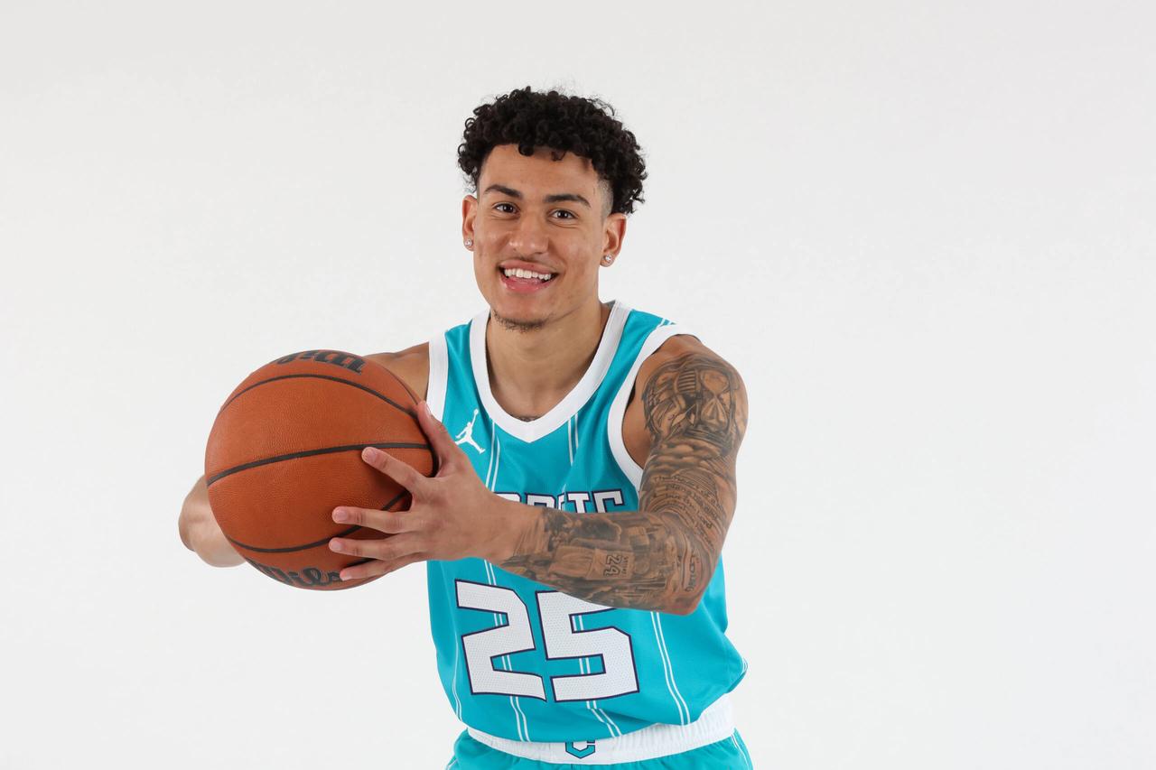 KJ·辛普森已同意与丹佛掘金签下一份双向合同，他将顶替此前属于斯潘塞·琼斯的双向