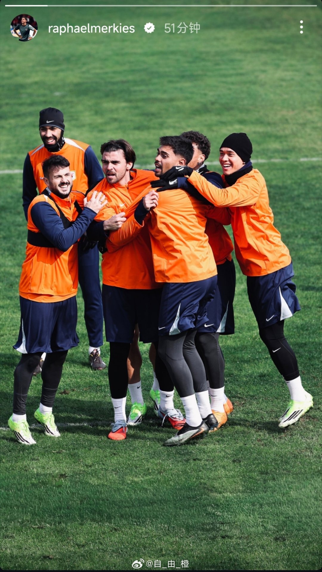 李小恒社媒晒照自由橙山东泰山