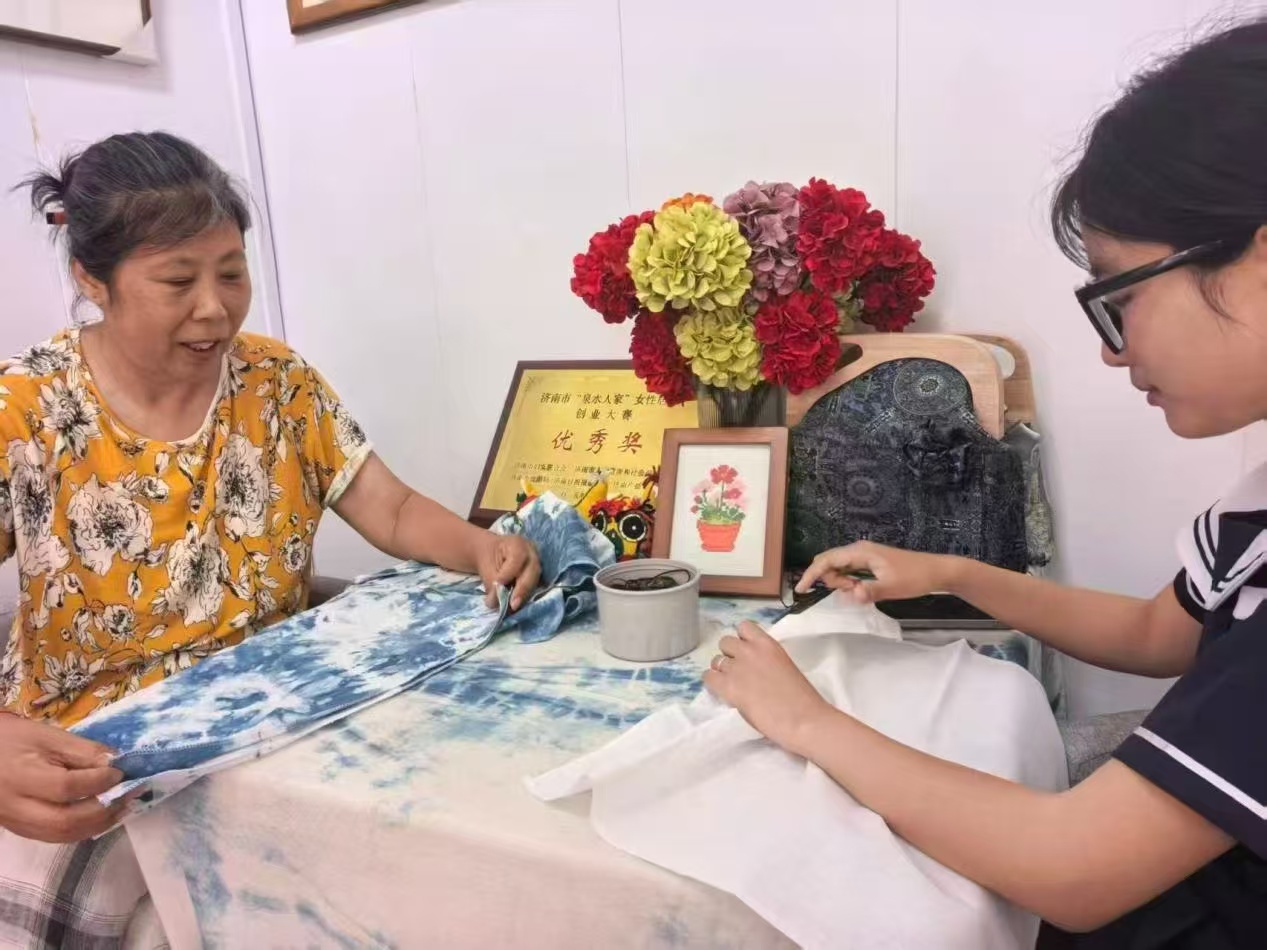秦岭笑谈 曲园学子暑期社会实践：济南郑氏女红体验馆暑期扎染研学实践为深挖民族非遗