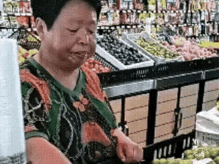 不知羞耻
一女子到超市食品柜前，拿起食物，张开大嘴，见样品尝，把超市当成自家的食
