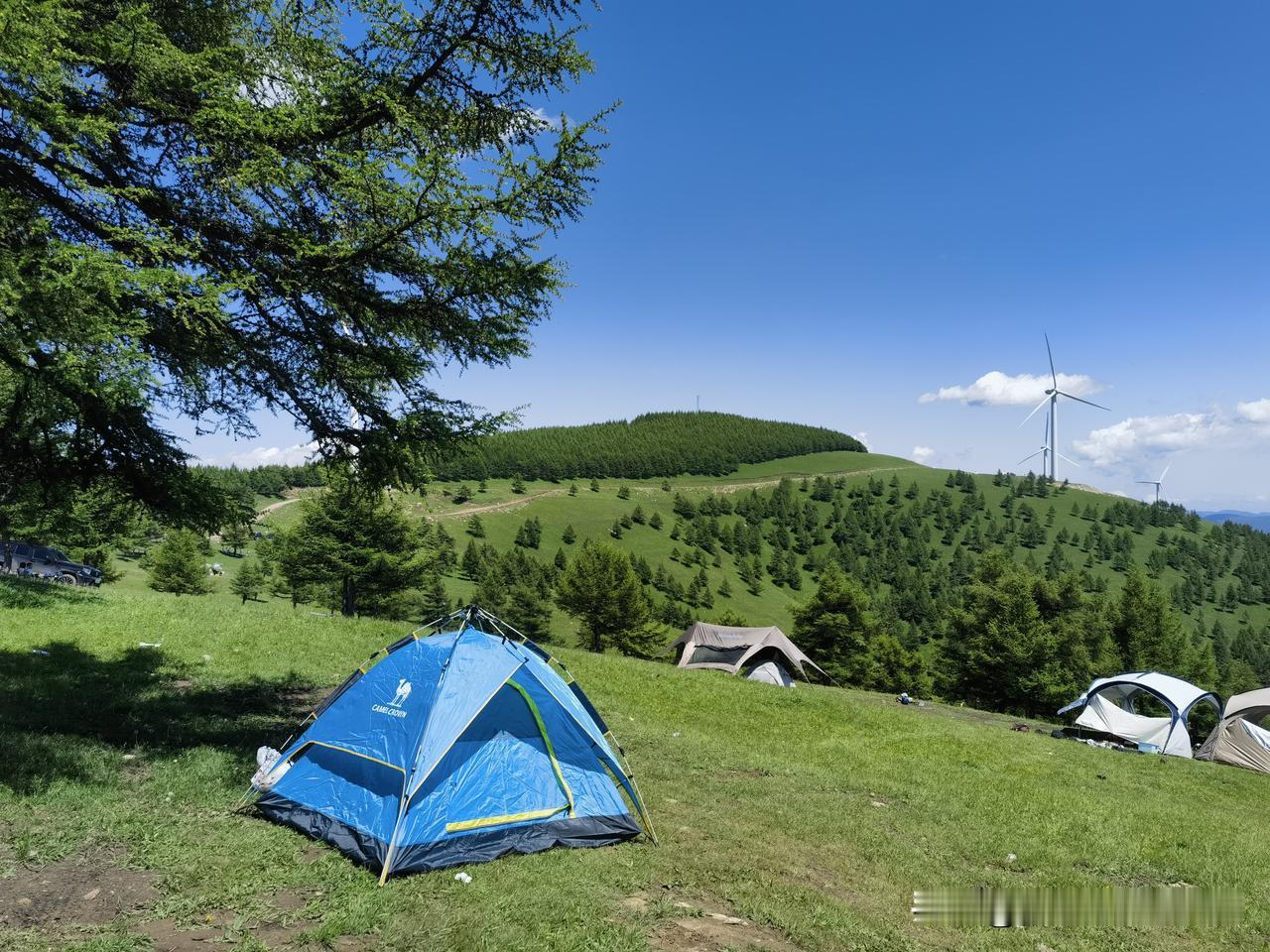 今天给大家分享几张蔚县嗅水盆山崩天路露营地的照片。