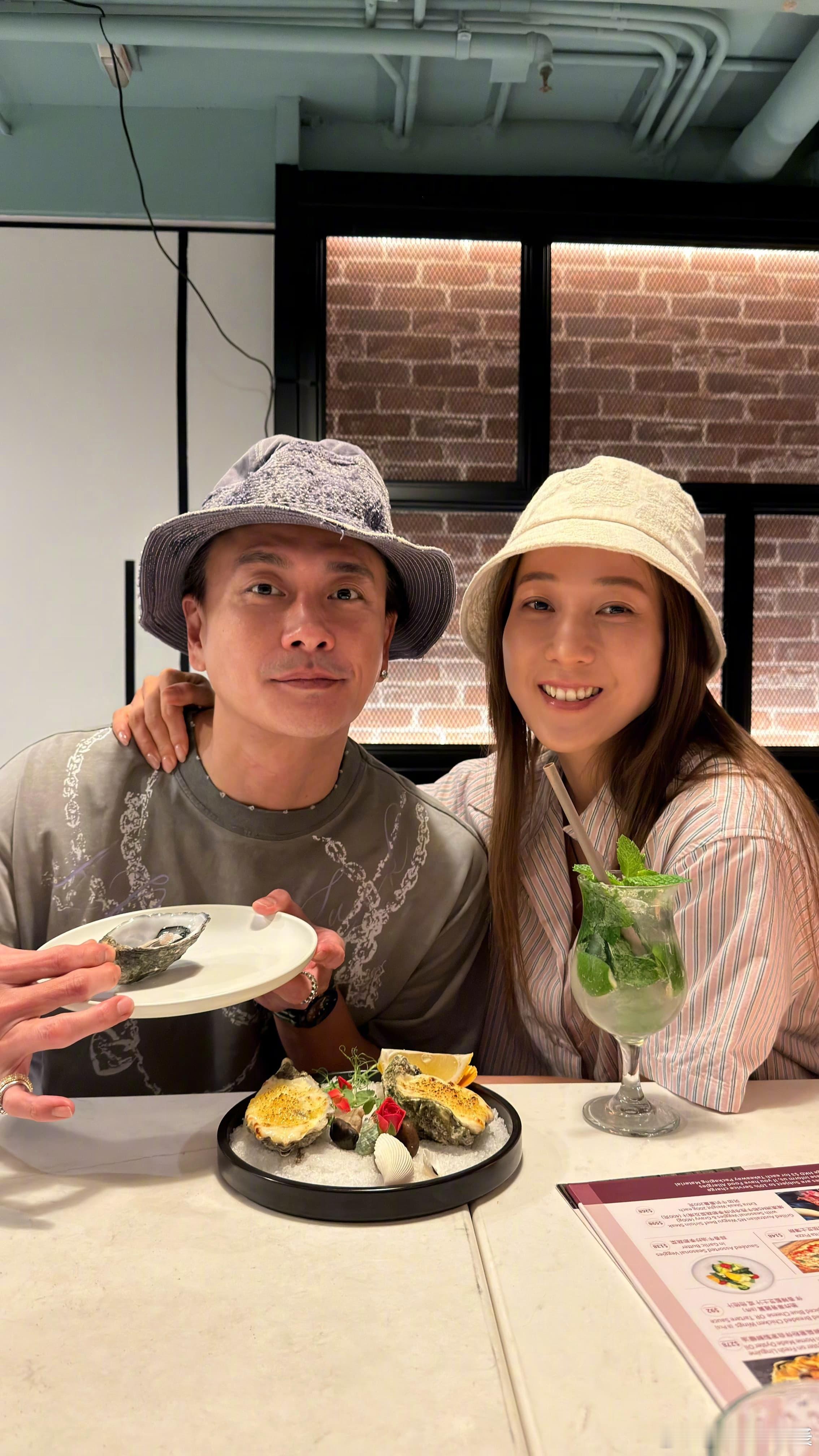 黄宗泽钟嘉欣聚餐合照 黄宗泽晒与钟嘉欣聚餐合照，见面还是那么俏皮可爱！ 两位状态