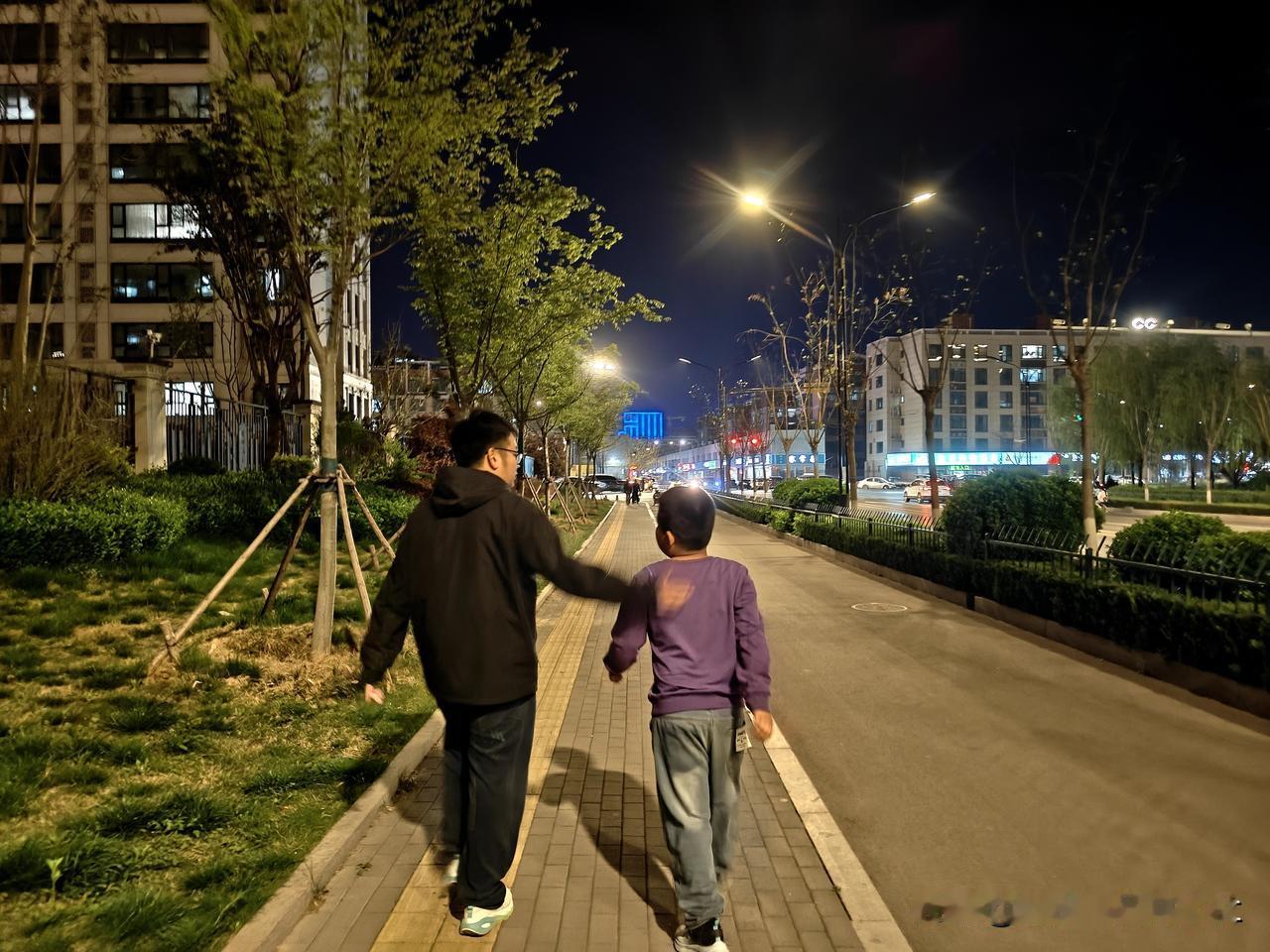 明知自己老了“多儿滚”的命，所以，加倍珍惜现在亲子没变质的美好时光。
​明知兄弟