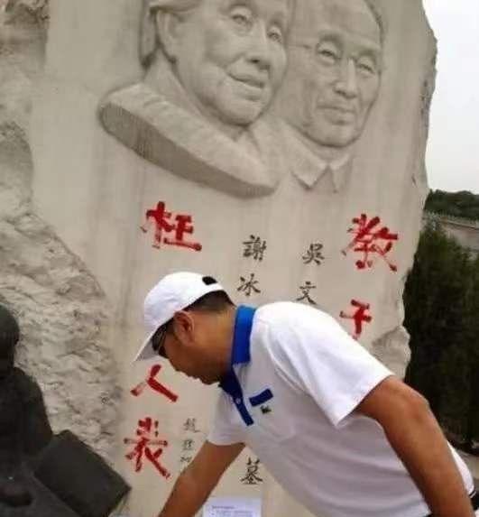 1997年，冰心长子趁妻子出国，将比自己小40岁的情人带回家过夜。后来他为了分割