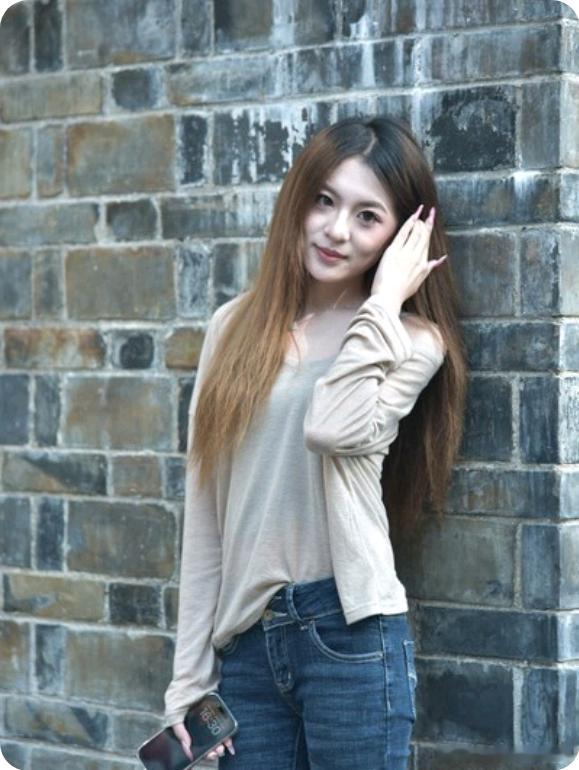 穿搭时尚穿搭今天穿什么ootd 牛仔裤搭配咖色长袖衬衫 