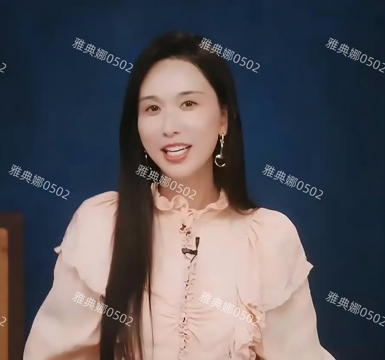 天啊，这居然是林志玲，她不仅变丑变老了，还一副低声下气讨好的欧巴桑模样！
要不是
