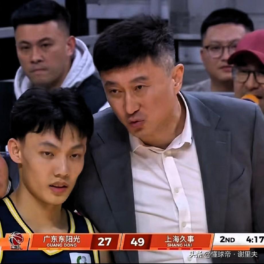 CBA金哨闫军也爱莫能助，辽宁籍主帅卢伟带队狂胜广东队，杨鸣也如释重负，张镇麟和